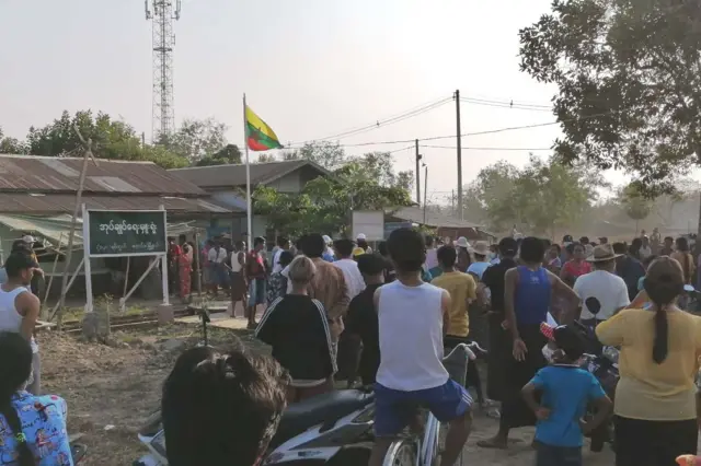 ဒဂုံတောင်မှာ ရပ်ကွက်ကပိတ်ထားတဲ့ အုပ်ချုပ်ရေးမှူးရုံးတစ်ရုံးကို ရဲတပ်ဖွဲ့ လာဖွင့်
