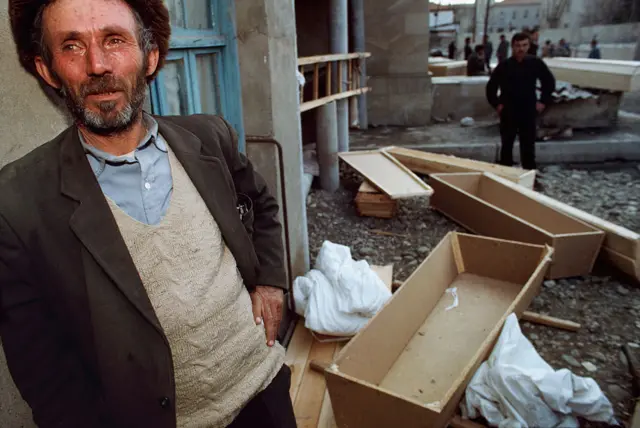 Morqda Xocalıda həlak olmuş qohumunun meyitini təhvil almaq üçün gözləyən adam. Fevral, 1992