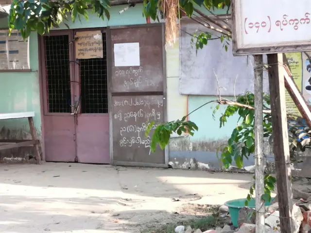 ဒဂုံတောင်မှာ ရပ်ကွက်ကပိတ်ထားတဲ့ အုပ်ချုပ်ရေးမှူးရုံးတစ်ရုံးကို ရဲတပ်ဖွဲ့ လာဖွင့်