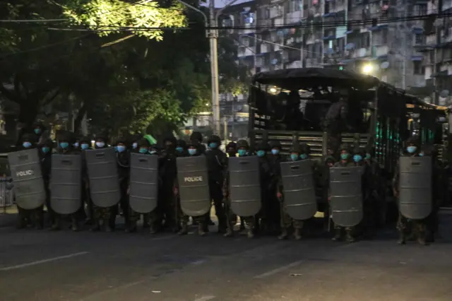 ရပ်ကွက်နေပြည်သူတွေကို လက်နက်ကိုင်တွေက ဝိုင်း