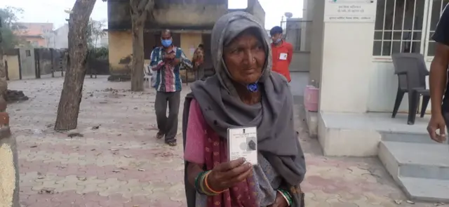 રાજકોટમાં રોણકી ગામમાં મતદાન મથકે એક મહિલા