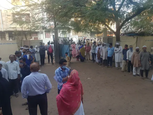 ગોધરામાં મતદારોની લાંબી લાઇન લાગી