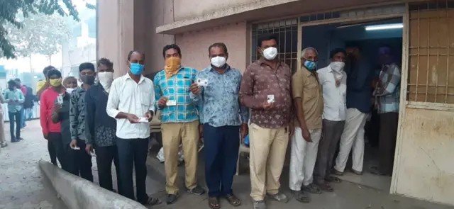 મતદાનમથકે મતદારો