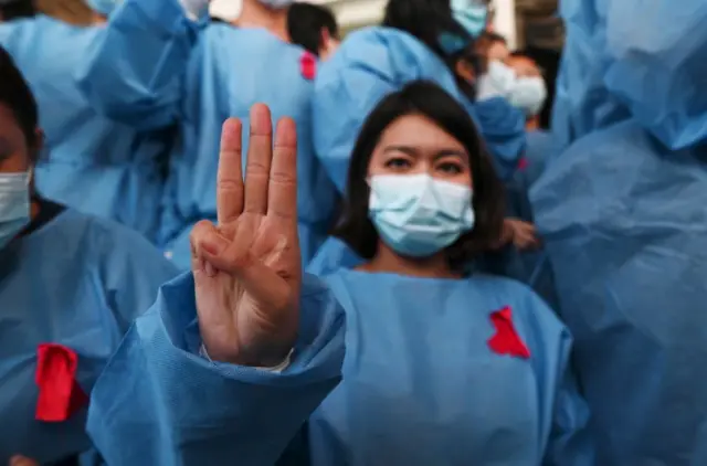 စစ်တပ်က အာဏာသိမ်းယူတာကို ဆန့်ကျင်တဲ့ civil disobedience (ပြည်သူ့အာခံမှု) နည်းလမ်းကို စတင်လုပ်ဆောင်နေကြပါတယ်။
