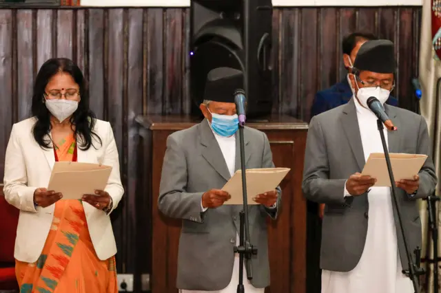 संवैधानिक आयोगहरूका प्रमुखहरू शपथ ग्रहण गर्दै