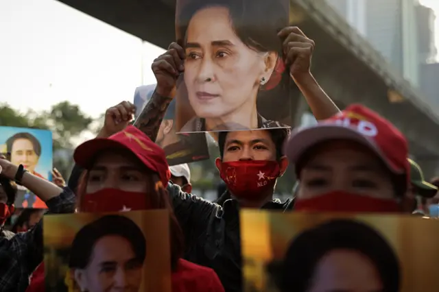 ဒေါ်အောင်ဆန်းစုကြည် လွတ်မြောက်ရေး ထိုင်းမှာ ဆန္ဒပြနေကြသူများ