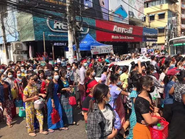 လှည်းတန်း အနီးမှာ ပိတ်မိနေကြသူများ