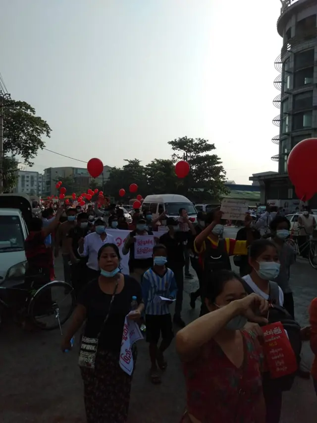သင်္ဃန်းကျွန်းစျေးရှေ့မှာ ချီတက်သွားတဲ့ ဆန္ဒပြသူတွေ
