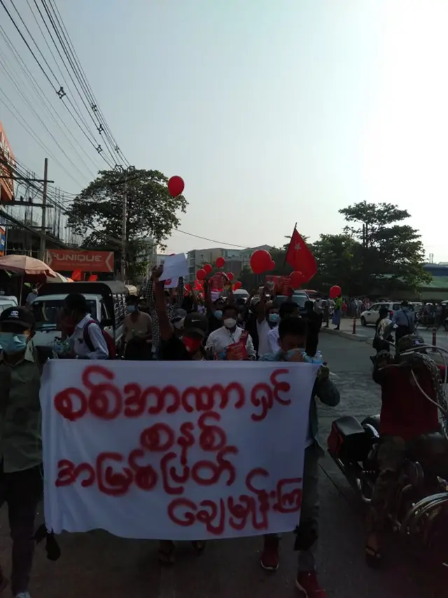 သင်္ဃန်းကျွန်းစျေးရှေ့မှာ ချီတက်သွားတဲ့ ဆန္ဒပြသူတွေ
