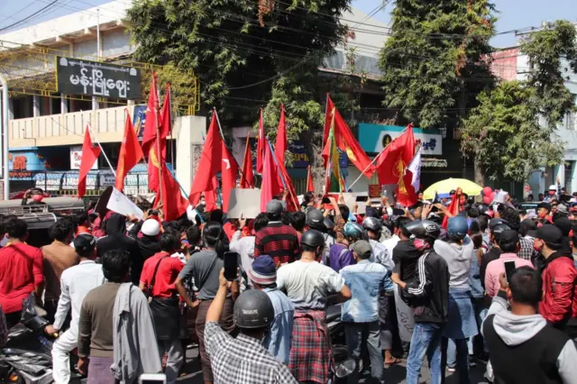 မော်တော်ဆိုင်ကယ်တွေ လမ်းလျှောက်သူလူတွေပါ ပါဝင်