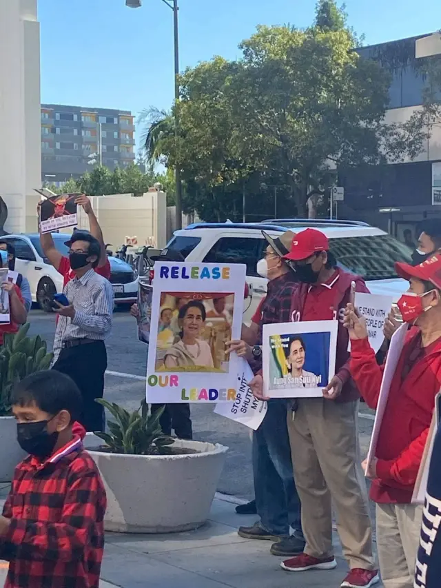 လော့စ်အိန်ဂျယ်လိစ် မြန်မာကောင်စစ်ဝန်ရုံးရှေ့မှာ ဆန္ဒပြ