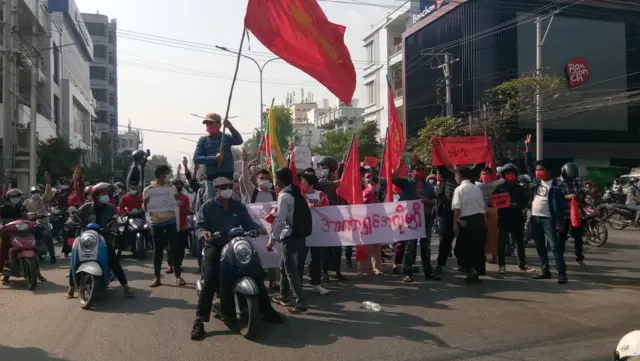 ထောင်နဲ့ချီတဲ့ လူတွေ မန္တလေးမှာ ဒုတိယနေ့ အဖြစ်ချီတက်ကြ