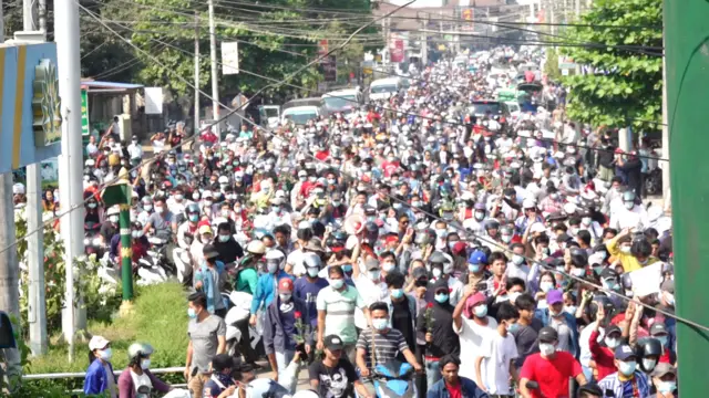 လမ်းတွေပေါ်မှာ ဆန္ဒပြသူတွေပြည့်နေ