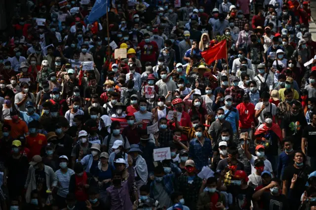 ရန်ကုန်မြို့ထဲမှာ ချီတက်လာတဲ့ ဆန္ဒပြပြည်သူတွေ