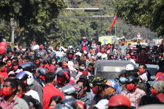 မန္တလေးမှာ ဆန္ဒပြသူ ‌‌ သောင်းနဲ့ချီတယ်လို့ ပြော