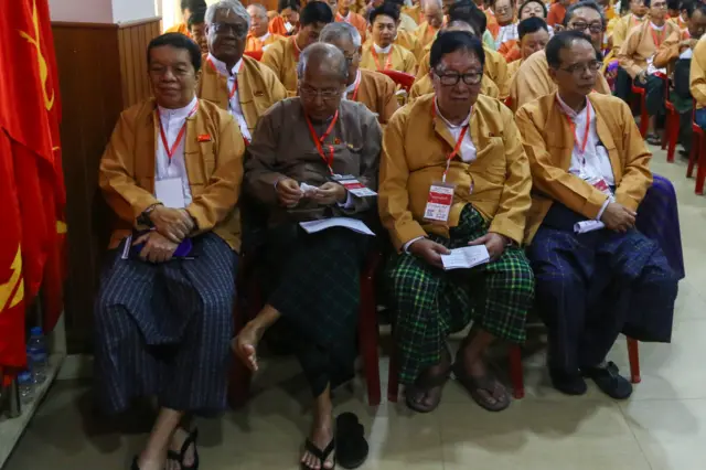 NLD ထိပ်ပိုင်းခေါင်းဆောင်‌တွေကို ဗဟိုအလုပ်မှုဆောင် အစည်းအဝေးမှာ တွေ့ရစဉ်