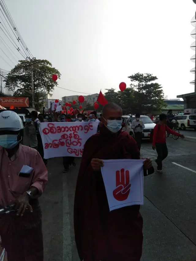 သင်္ဃန်းကျွန်းစျေးရှေ့မှာ ချီတက်သွားတဲ့ ဆန္ဒပြသူတွေ