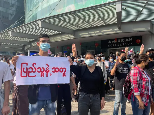 လှည်းတန်းစင်တာအနီး ဒုတိယနေ့ ဆန္ဒပြမှု