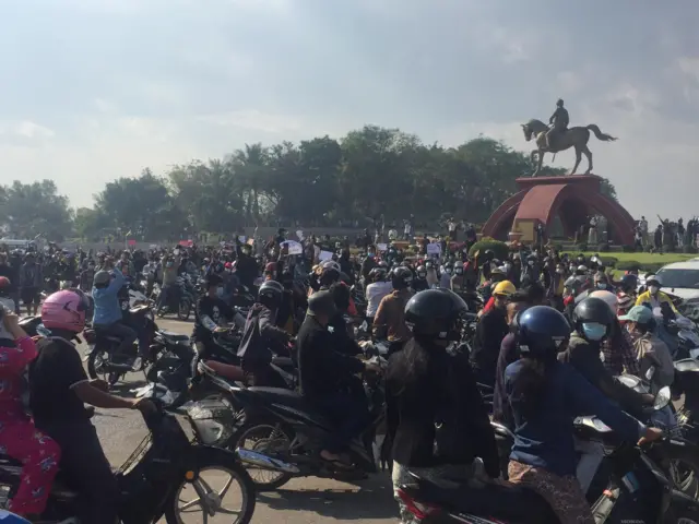 နေပြည်တော် ဆန္ဒပြသူတွေကို ရဲတပ်ဖွဲ့ဖြိုခွင်း