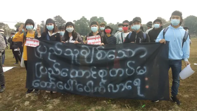 မြစ်ကြီးနားမှာ စစ်အာဏာသိမ်း ဆန္ဒပြ
