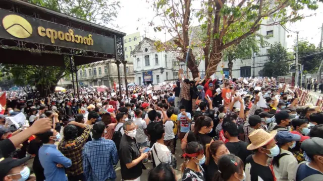 ရန်ကုန်မြို့လယ် ဆူးလေမှာ ဆန္ဒပြသူ ထောင်ပေါင်းများစွာ စုဝေး