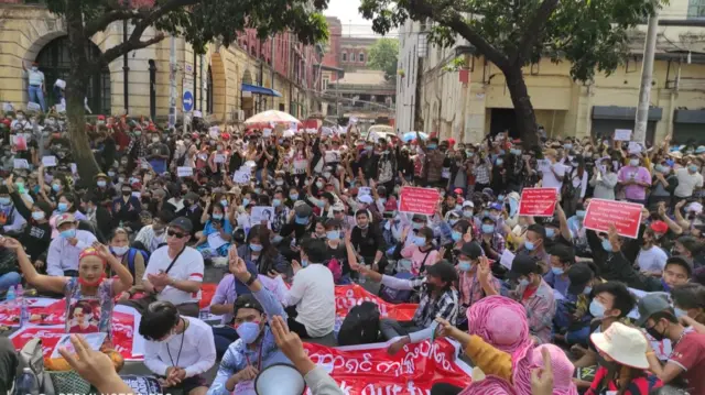 ရန်ကုန်မြို့လယ် ဆူးလေမှာ ဆန္ဒပြသူ ထောင်ပေါင်းများစွာ စုဝေး