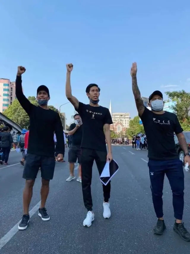 ဆန္ဒပြပွဲမှာ ပါဝင်လာတဲ့ မြန်မာ့လက်ရွေးစင် ဘောလုံးသမားများ