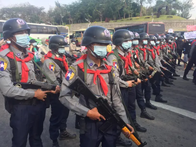 နေပြည်တော် ဆန္ဒပြသူတွေကို ရဲတပ်ဖွဲ့ဖြိုခွင်း