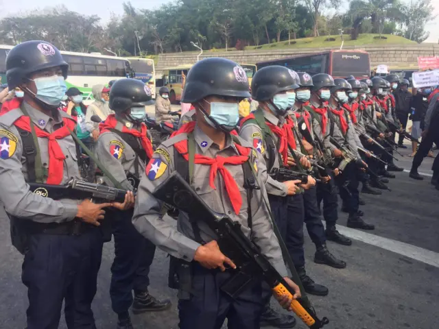 နေပြည်တော်ဆန္ဒပြသူတွေကို ရဲတပ်ဖွဲ့ကတားဆီးနေစဉ်