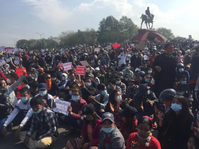 နေပြည်တော် ဆန္ဒပြသူတွေကို ရဲတပ်ဖွဲ့ဖြိုခွင်း