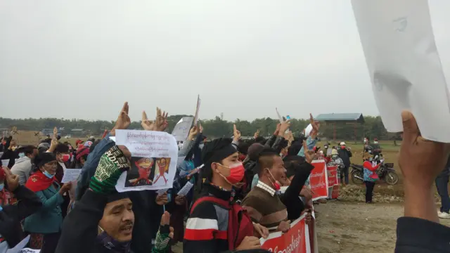 မြစ်ကြီးနားမှာ စစ်အာဏာသိမ်း ဆန္ဒပြ