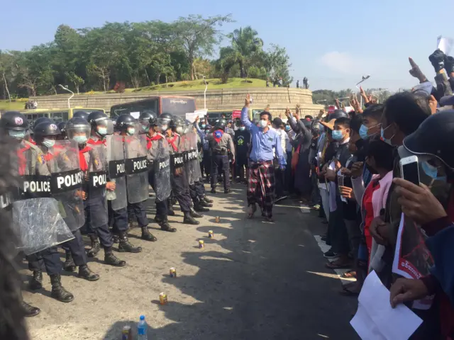 နေပြည်တော် ဆန္ဒပြသူတွေကို ရဲတပ်ဖွဲ့ဖြိုခွင်း