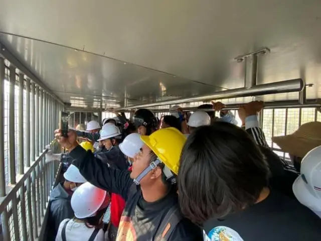 ဖမ်းဆီးခံကျောင်းသားများ အချုပ်ကားပေါ် ပါသွားစဉ်