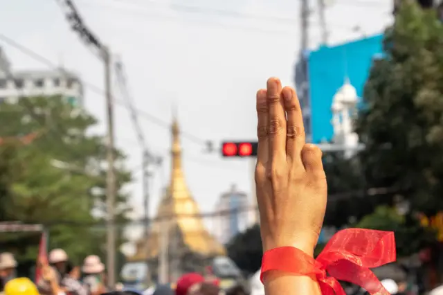 ဦးဝင်းတင် ဖောင်ဒေးရှင်းအနီးက အိမ်ကို လာရောက်ရှာဖွေ၊ လူစုရုံးမှုကြောင့် သေနတ်ပစ်ဖောက် ရှင်းလင်း