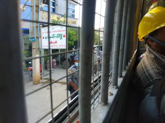 ဖမ်းဆီးခံကျောင်းသားများ အချုပ်ကားပေါ် ပါသွားစဉ်