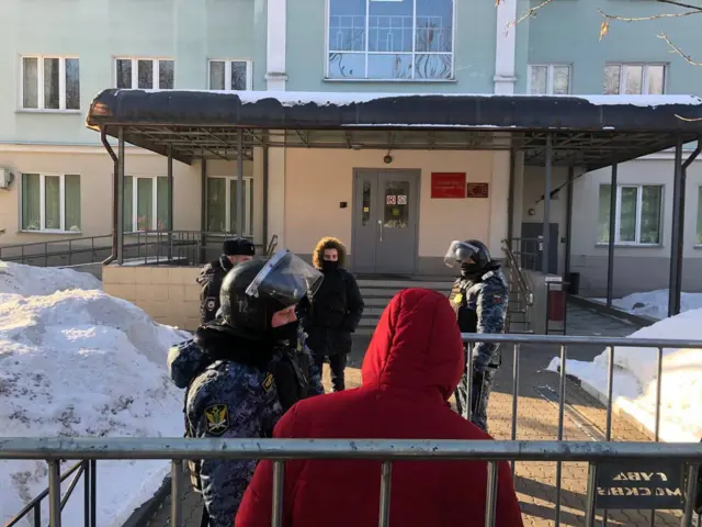 У входа в здание Перовского районного суда