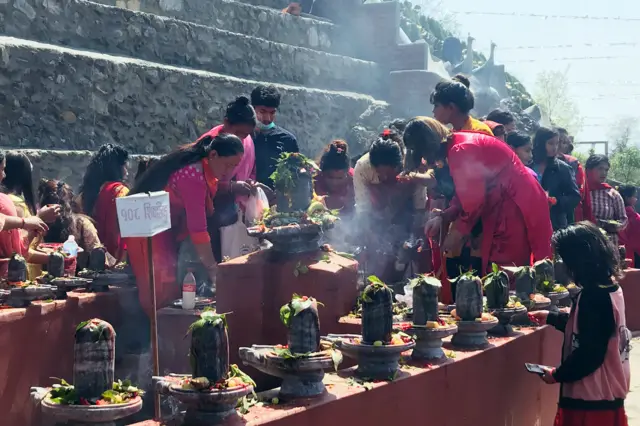 तनहुँको मुक्तिनाथ च्यवनधाममा १०८ शिवलिङ्गमा पूजा गर्दै भक्तजन