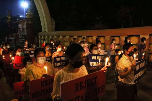 စစ်ကိုင်း သီတဂူဗုဒ္ဓတက္ကသိုလ်ရှေ့မှာ ဖယောင်းတိုင်ထွန်း ဆုတောင်းမေတ္တာပို့၊ ဆန္ဒထုတ်ဖော်