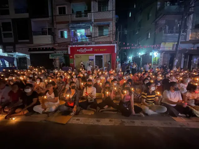 ကမာရွတ်မြို့နယ် ဗဟိုလမ်း ညပိုင်း ထိုင်သပိတ်