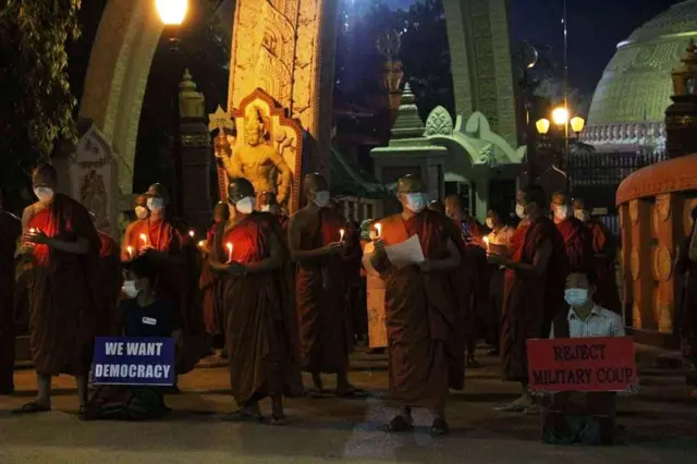 စစ်ကိုင်း သီတဂူဗုဒ္ဓတက္ကသိုလ်ရှေ့မှာ ဖယောင်းတိုင်ထွန်း ဆုတောင်းမေတ္တာပို့၊ ဆန္ဒထုတ်ဖော်