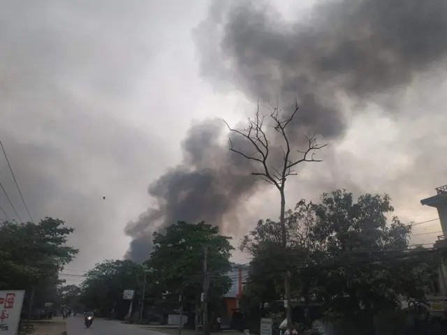 ည ရပ်ကွက် အနီးစက်ရုံတစ်ရုံ မီးလောင်နေစဥ်