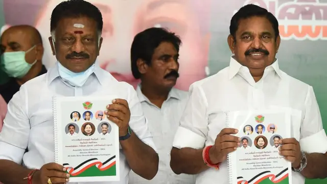 तमिलनाडु के उप मुख्यमंत्री ओ पनीरसेल्वम (बाएं) और मुख्यमंत्री ई पलानीस्वामी