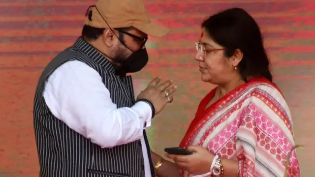 हुगली की एक रैली में बाबुल सुप्रियो और लॉकेट चटर्जी