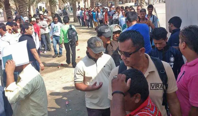 एमआरपी राहदानीका लागि रियादस्थित नेपाली दूतावासमा पङ्क्तिबद्ध भएका नेपाली श्रमिकहरू