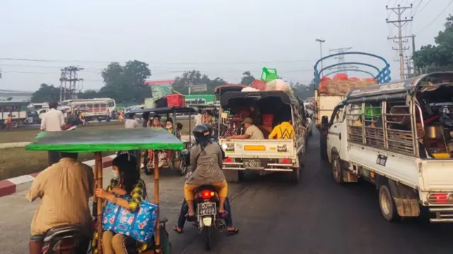 စစ်အုပ်ချုပ်ရေးကြေညာခံရပြီး ဒုတိယမြောက်နေ့ မတ်လ ၁၆ ရက် မနက်အစောပိုင်းမှာ လှိုင်သာယာမြို့နယ်ကနေ ဒေသပြန်ကြသူတွေ