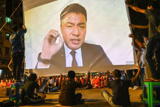 ရန်ကုန်ည ဆန္ဒပြသူတွေက ဒေါက်တာဆာဆာပြောကြားချက်ကိုကြည့်နေစဥ်