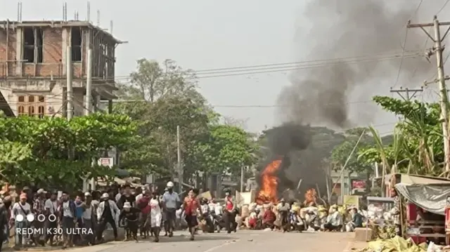 လက်ရှိမှာ မြို့ခံတွေတချို့က ကျော်ဇေယျာလမ်းမကြီးကို ပိတ်ဆို့ ဆန္ဒပြနေ