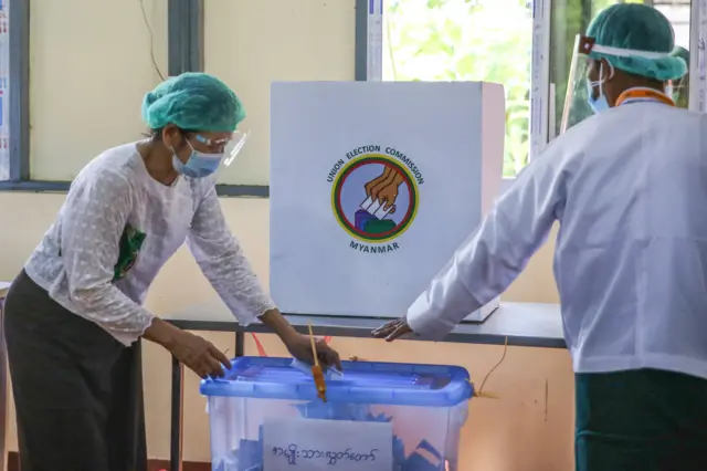 နိုဝင်ဘာလ ၈ ရက်က ကျင်းပခဲ့တဲ့ရွေးကောက်ပွဲမဲရုံတစ်ခုအတွင်း မြင်ကွင်း