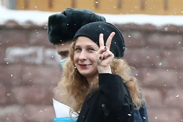 Мария Алехина у Басманного суда перед началом рассмотрения ходатайства следствия о продлении домашнего ареста