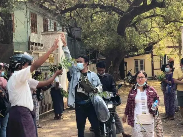 ရာဇသတ်ကြီး ပုဒ်မ ၅၀၅ က နဲ့တရားစွဲခံခဲ့ရပေမဲ့ အမှုရုတ်သိမ်းလို့ မုံရွာအကျဉ်းထောင်ကနေ ပြန်လွတ်လာသူတစ်ဦး